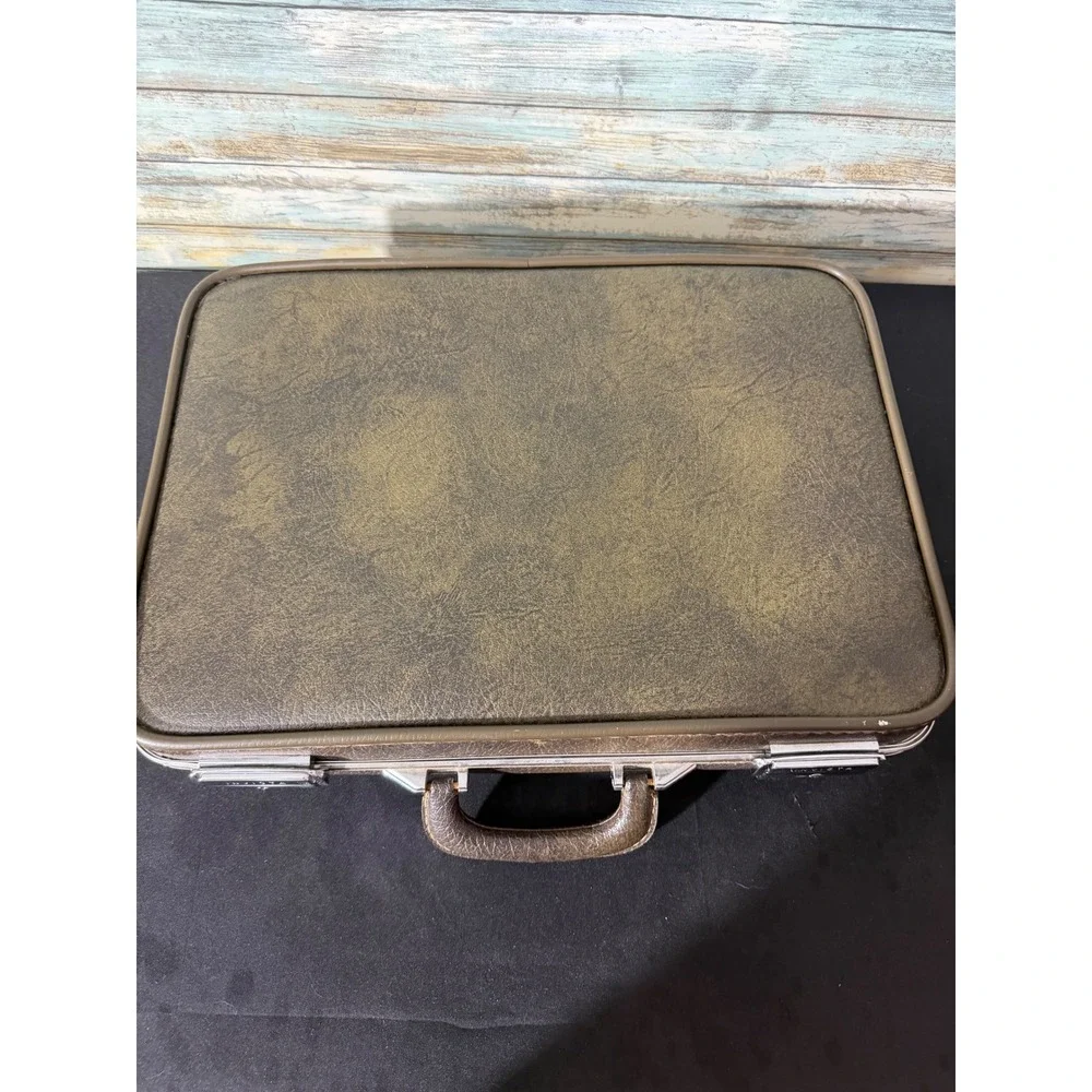 Invicta Briefcase Large Brown Excellent Vintage Hardshell Attaché Case with Keys